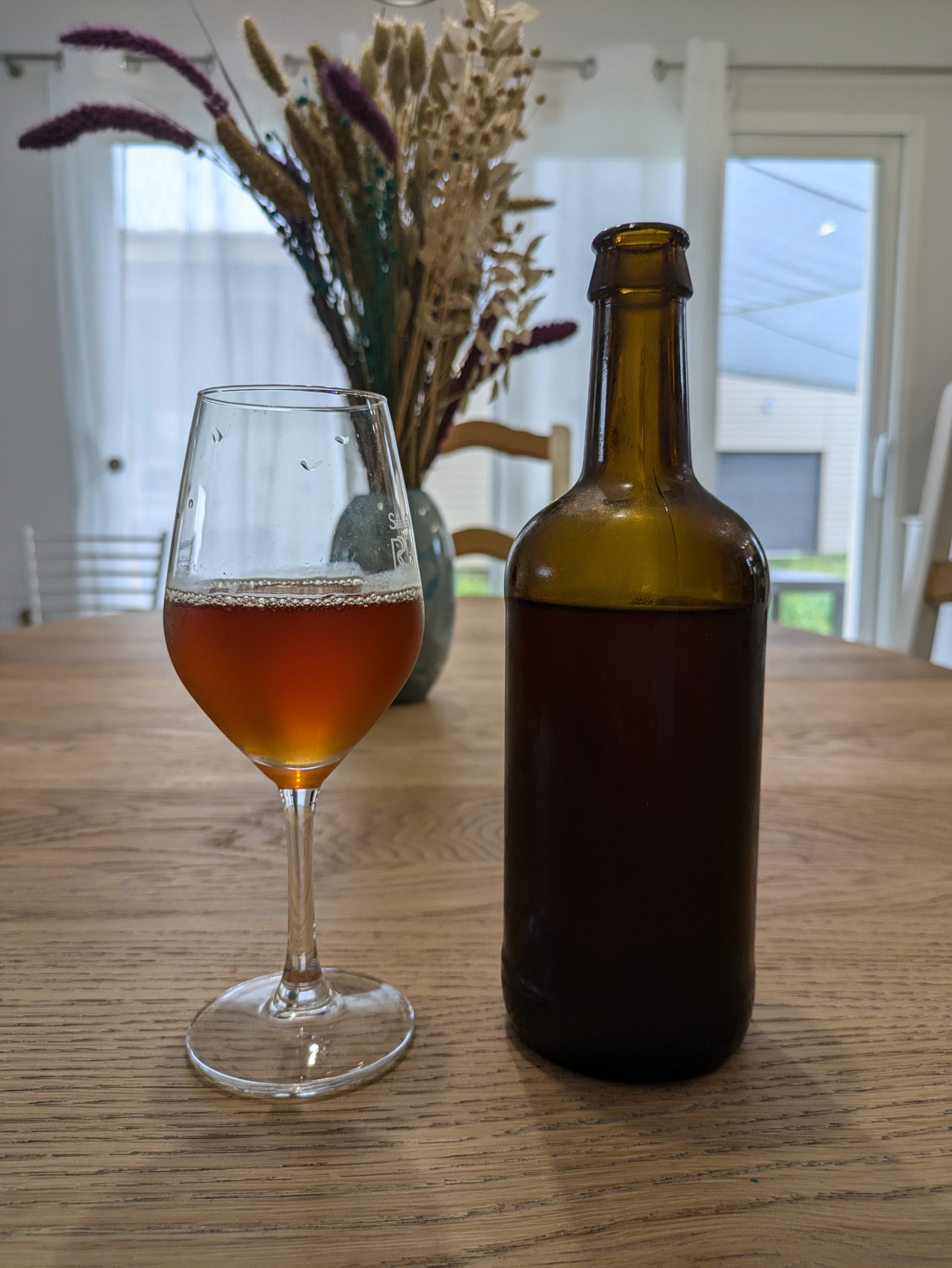Verre d'hydromel ambré à la dégustation